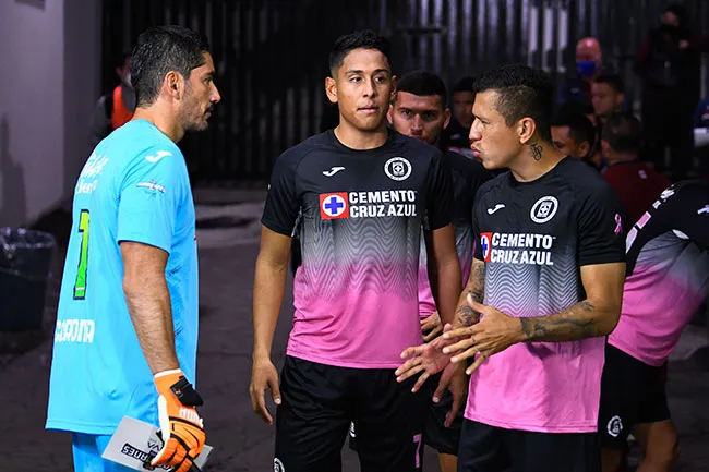 Cata platica con sus compañeros previo a un juego de Cruz Azul