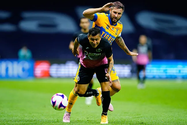 Domínguez pelea el balón con Gignac