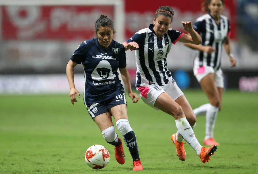 Daniela García y Daniela Solis disputan el balón en un Rayadas vs Pumas