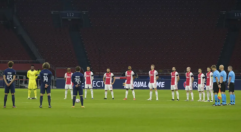 Jugadores guardan minuto de silencio en honor a Maradona