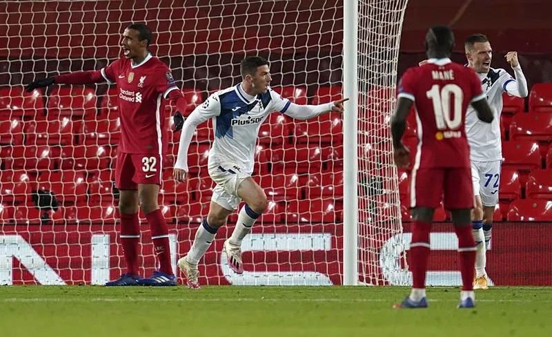 Robin Gosens festeja su gol en Anfield