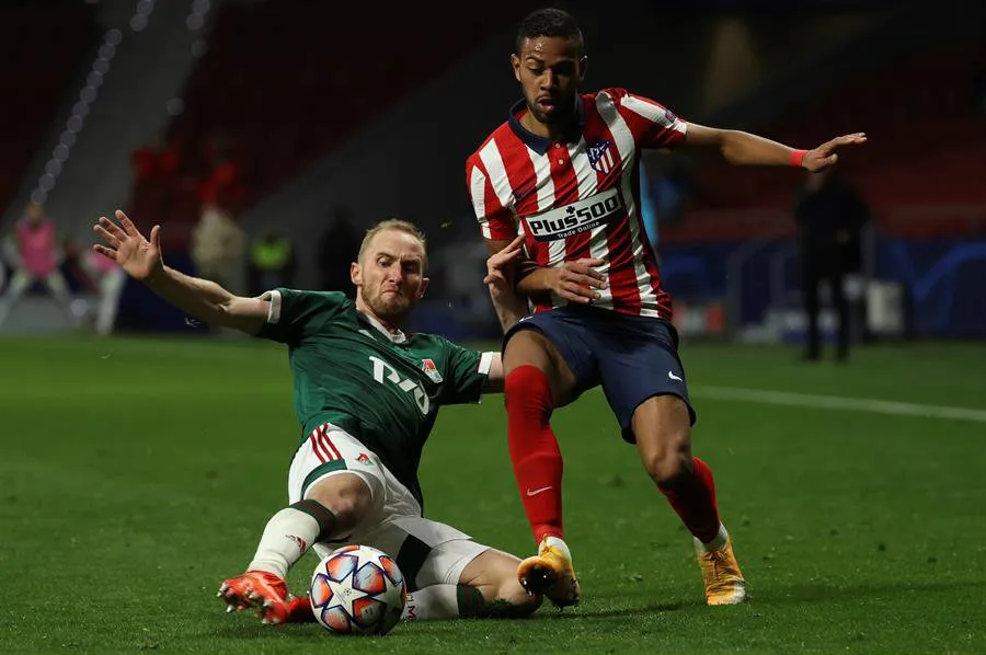 Renan Lodi pelea el balón con Vladislav Ignatyev