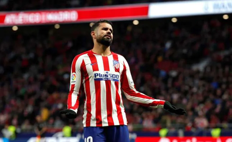 Diego Costa durante un duelo con el Atlético de Madrid