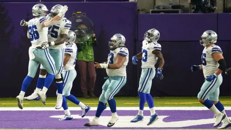 Juagdores de los Cowboys celebran anotación