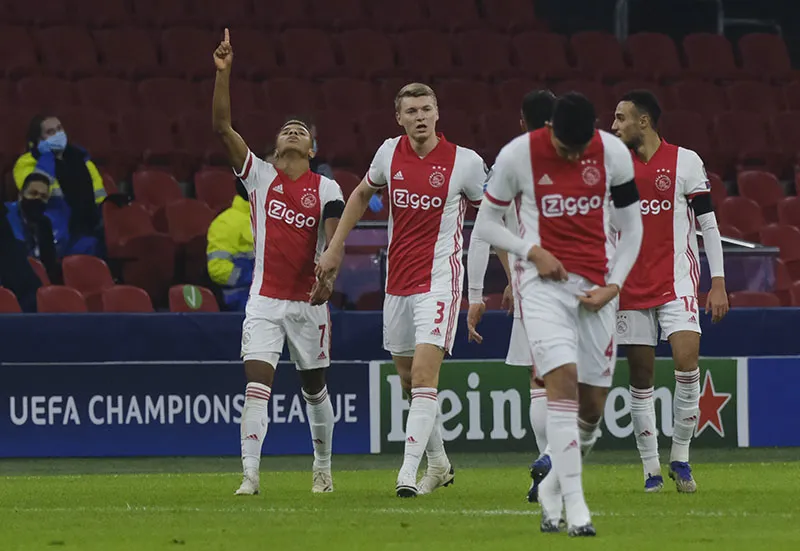 AP Jugadores de Ajax celebran un gol ante FC Midtjylland