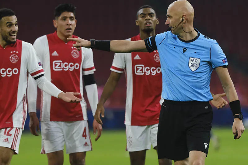 AP Edson y jugadores del Ajax reclaman una jugad al árbitro