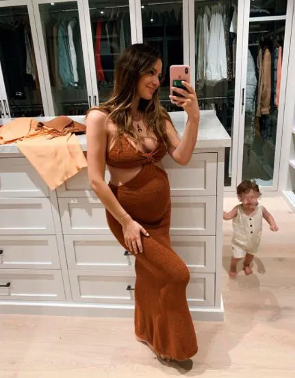 TWITTER @sarahkohan Sarah Kohan posa junto a su pequeño en una de sus habitaciones