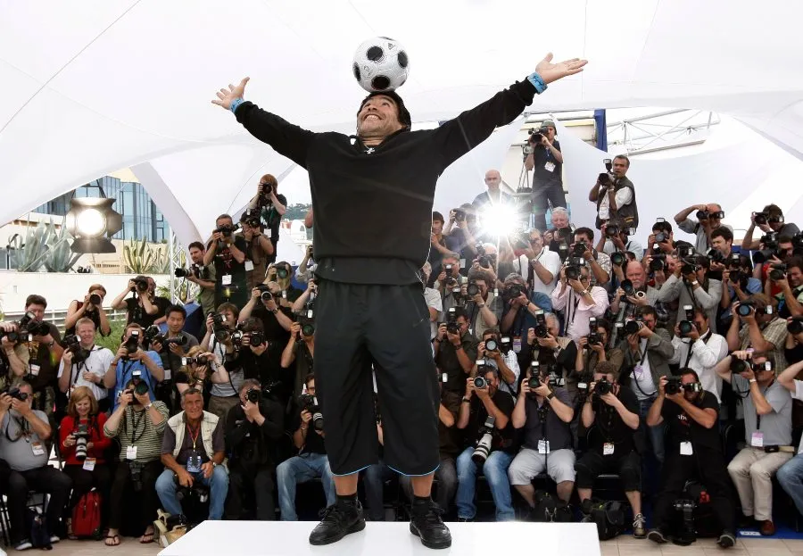 AP Diego Armando Maradona rodeado por sus seguidores