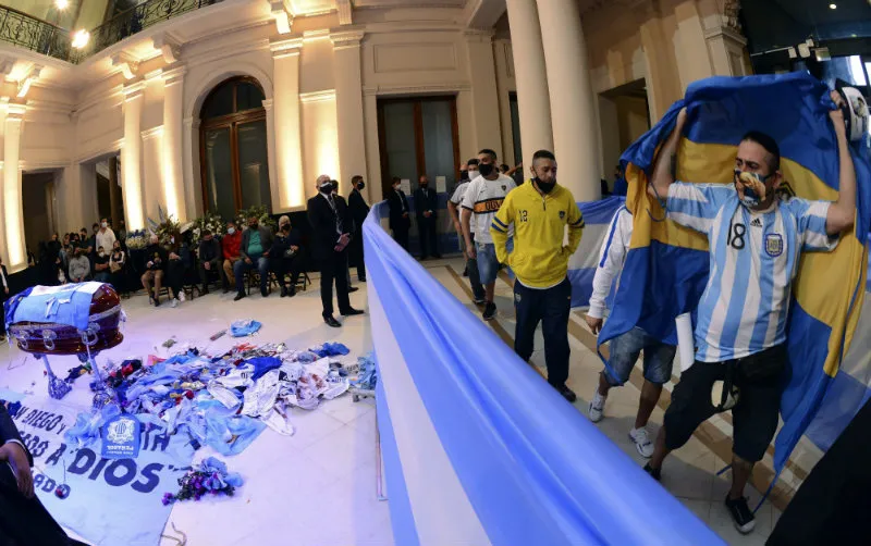 Aficionados se despiden de Maradona