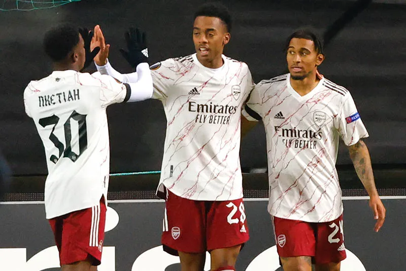 AP Jugadores del Arsenal festejan una anotación en Europa League