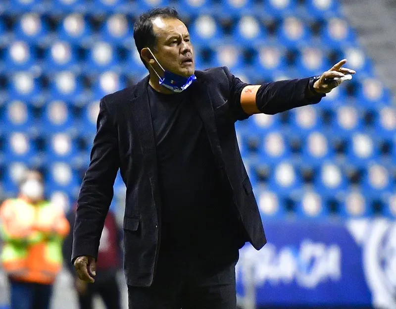 Juan Reynoso da indicaciones en el duelo ante León