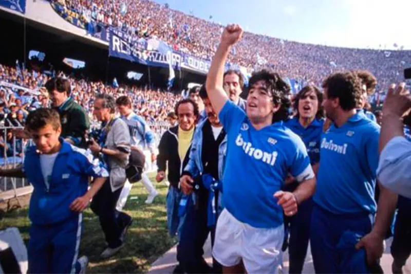 Maradona corre por el estadio de San Paolo