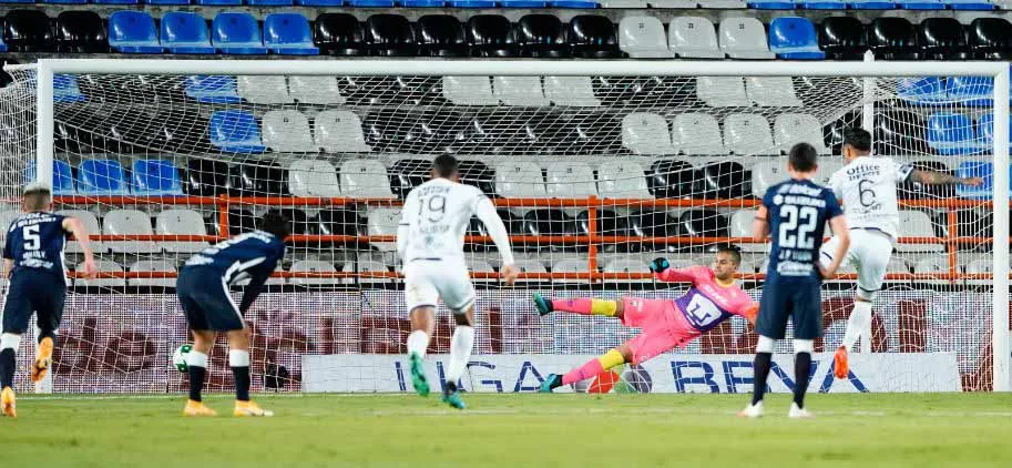 IMAGO7 Víctor Guzmán falla penalti ante Julio González