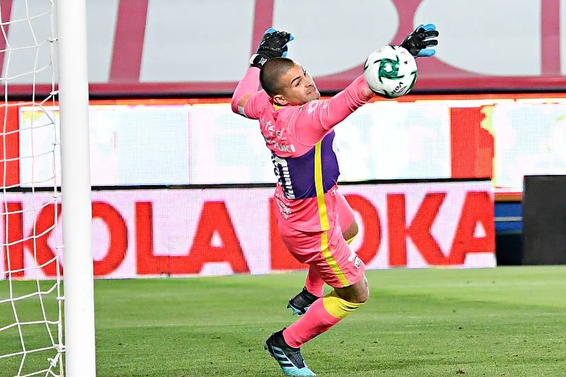 IMAGO7 Julio González en acción ante Tuzos