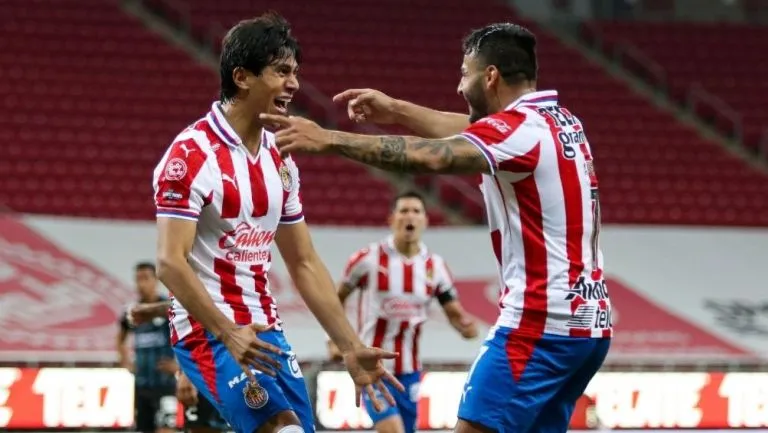 JJ Macías y Alexis Vega en un partido con el Rebaño