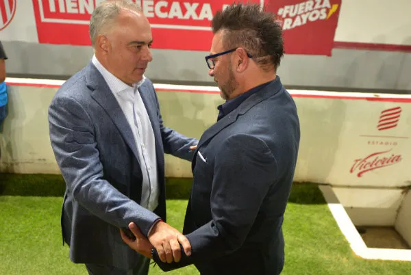 Guillermo Vázquez y Mohamed en abrazo