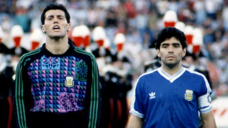 Diego Maradona junto a Sergio Goycochea en Italia 90