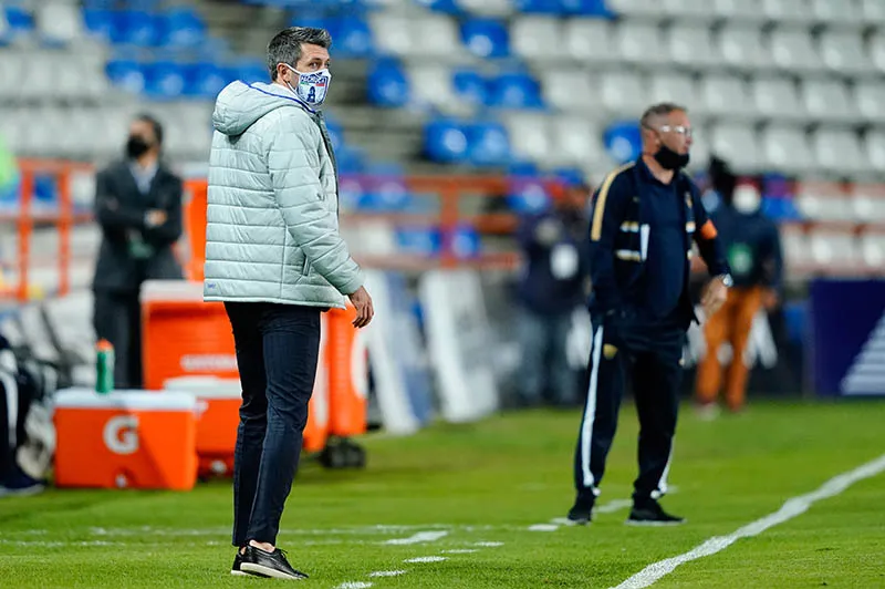 Paulo Pezzolano da indicaciones en el duelo vs Pumas