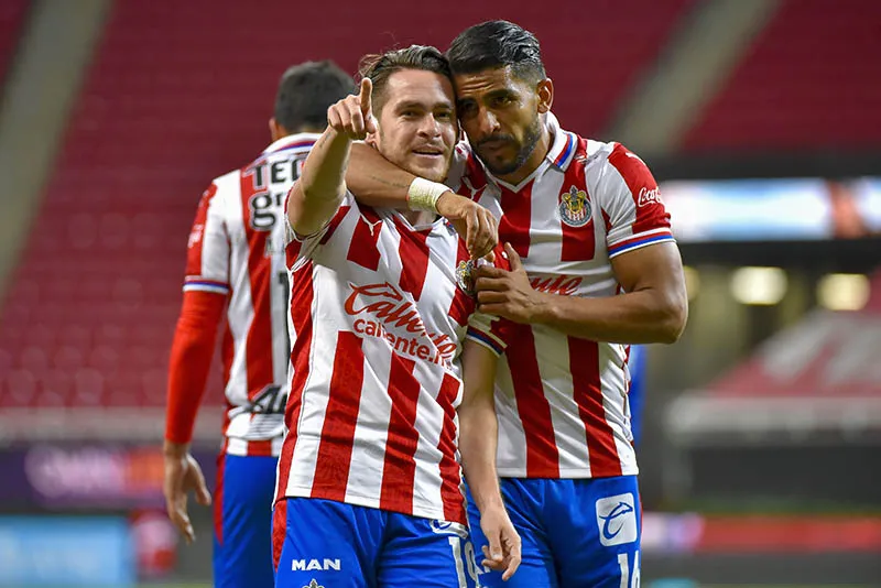 Ponce festeja un gol junto al Canelo Angulo