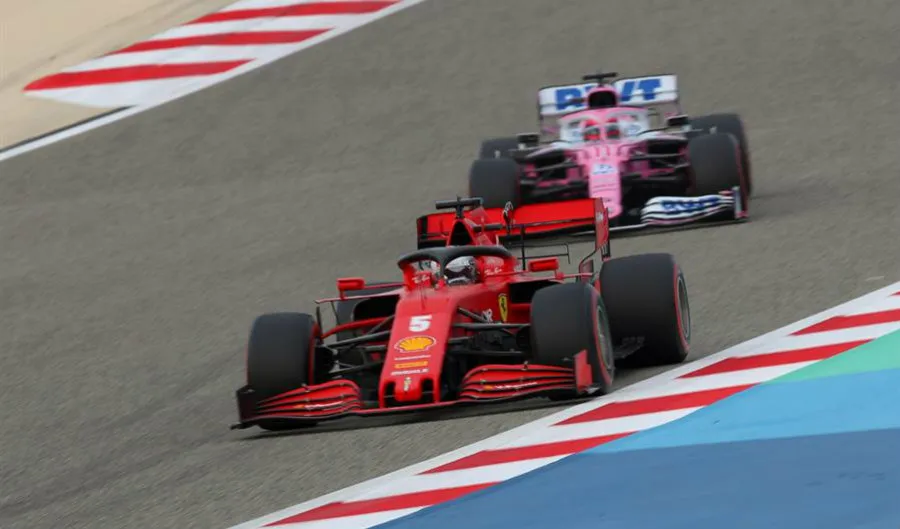 El mexicano, dentrás de Sebastian Vettel