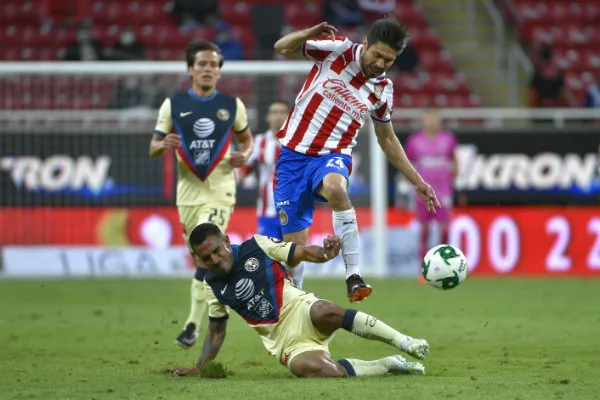 Oribe Peralta en acción con Chivas ante América