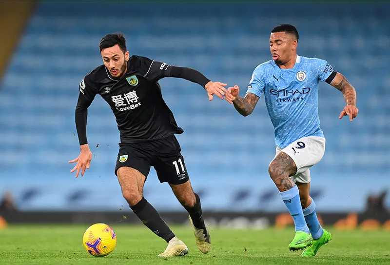 Gabriel Jesús pelea un balón en el juego ante Burnley