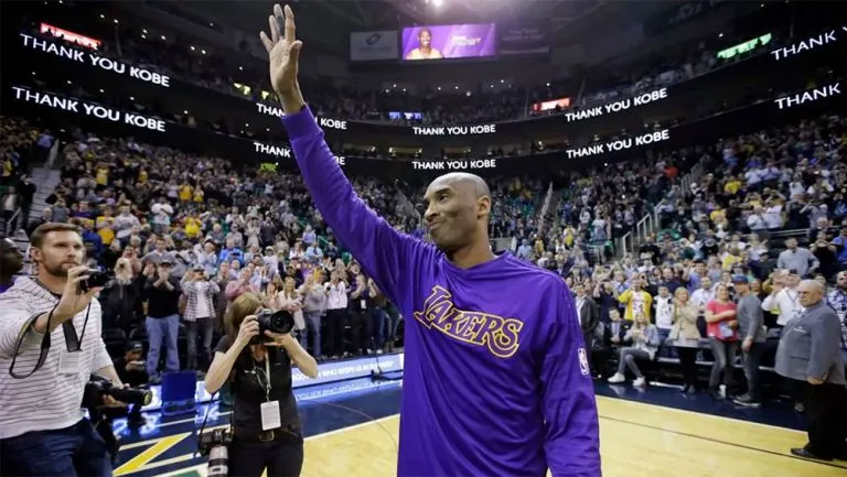 AP Kobe Bryant en su adiós de la duela