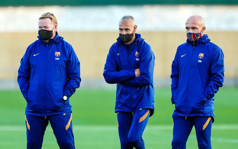 Koeman con sus auxiliares en una sesión