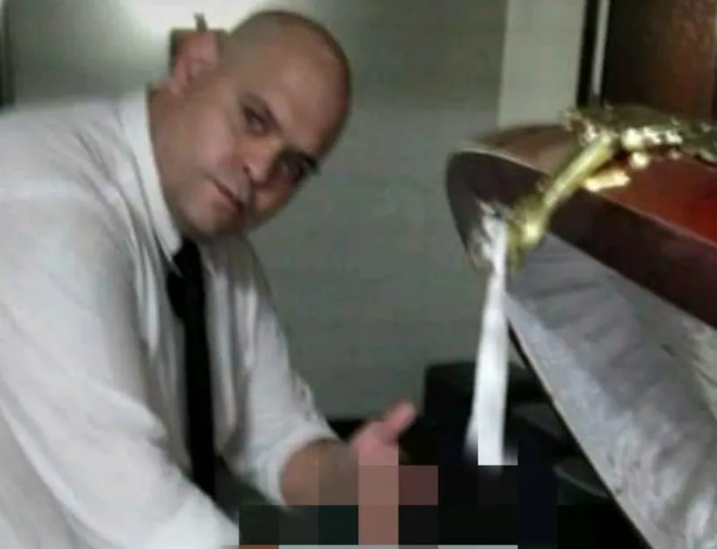 Diego Antonio Molina se fotografió con el cuerpo de Maradona