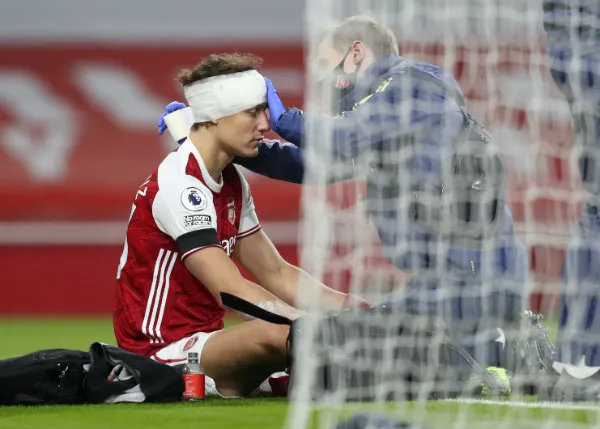 David Luiz siendo atendido