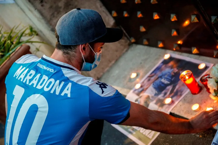 EFE Aficionado del Napoli dolido por la muerte de Maradona