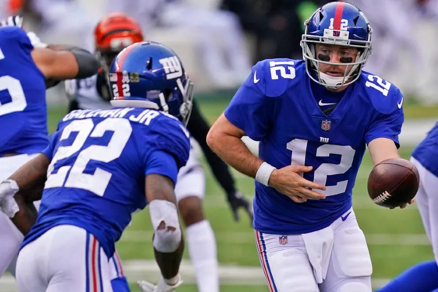 Colt McCoy en victoria sobre Bengals