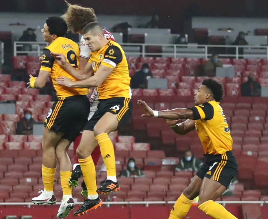 AP El momento del impacto de David Luiz con Jiménez