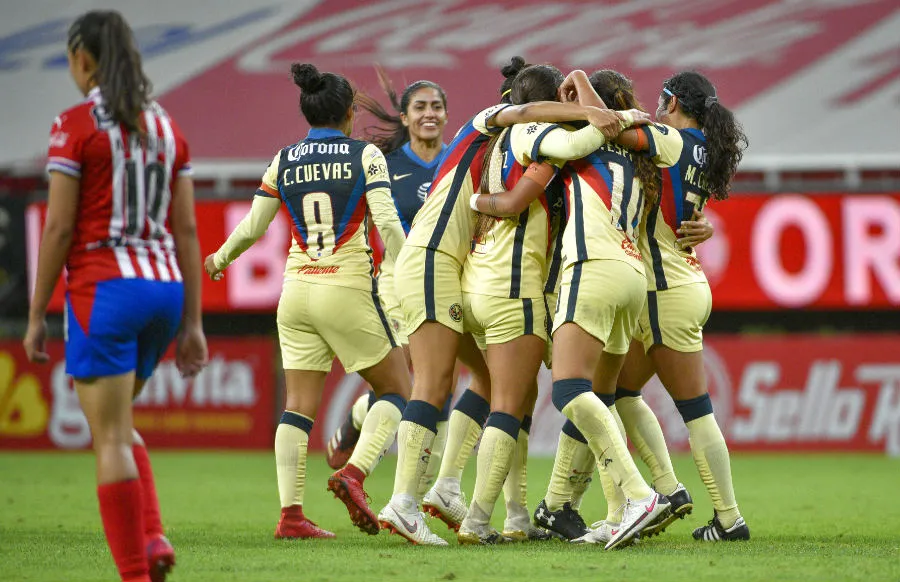 Eva González celebra con sus compañeras su anotación