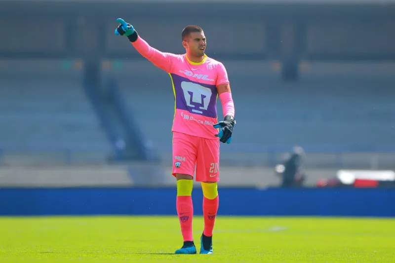 Julio González en partido de Pumas