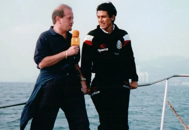 Fernando Schwartz platica con Claudio Suárez