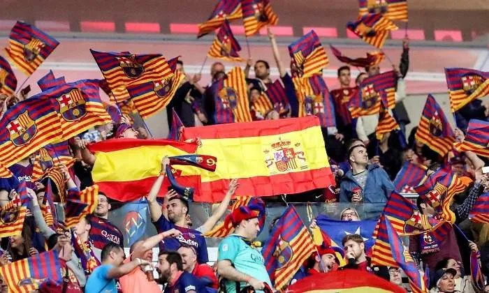 Aficionados del Barça con banderas de España