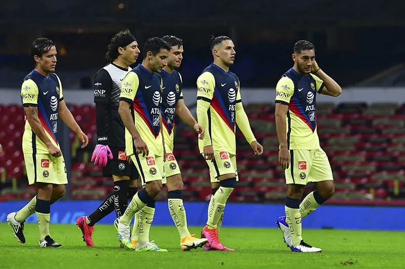 Jugadores del América tras caer en el Estadio Azteca