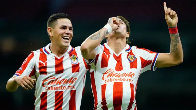 Chivas en festejo de gol