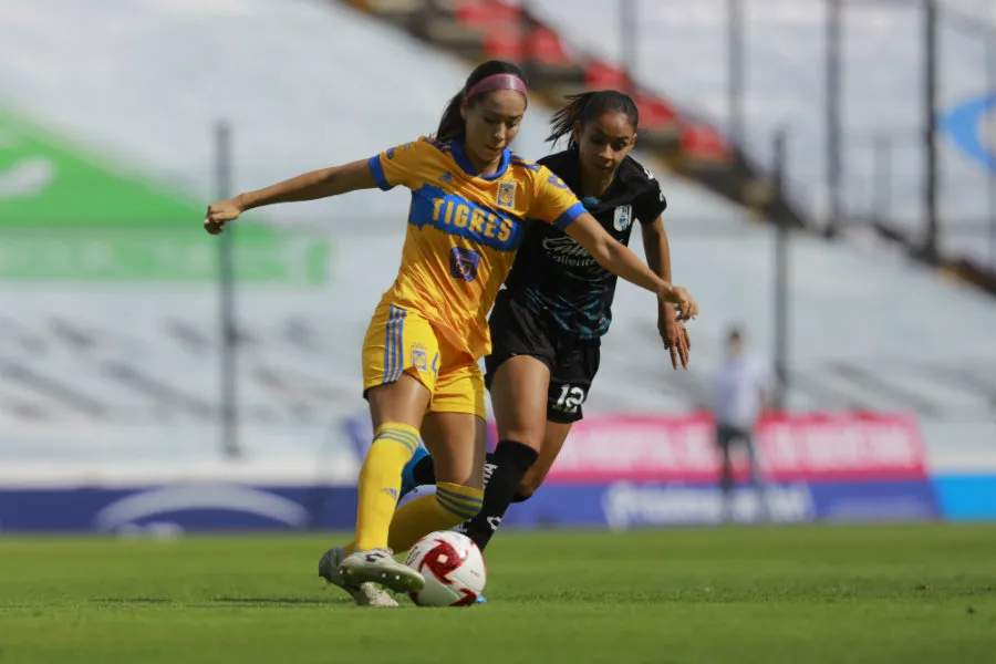 IMAGO7 Greta Espinoza conduce ante la marca de Mayra Santana