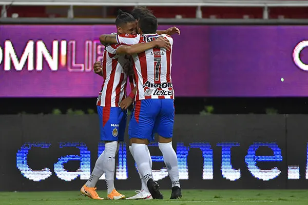 Alexis Vega y Uriel Antuna festejan un gol