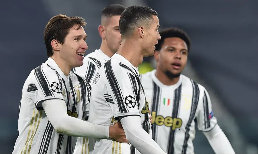 EFE Ronaldo es felicitado por sus compañeros