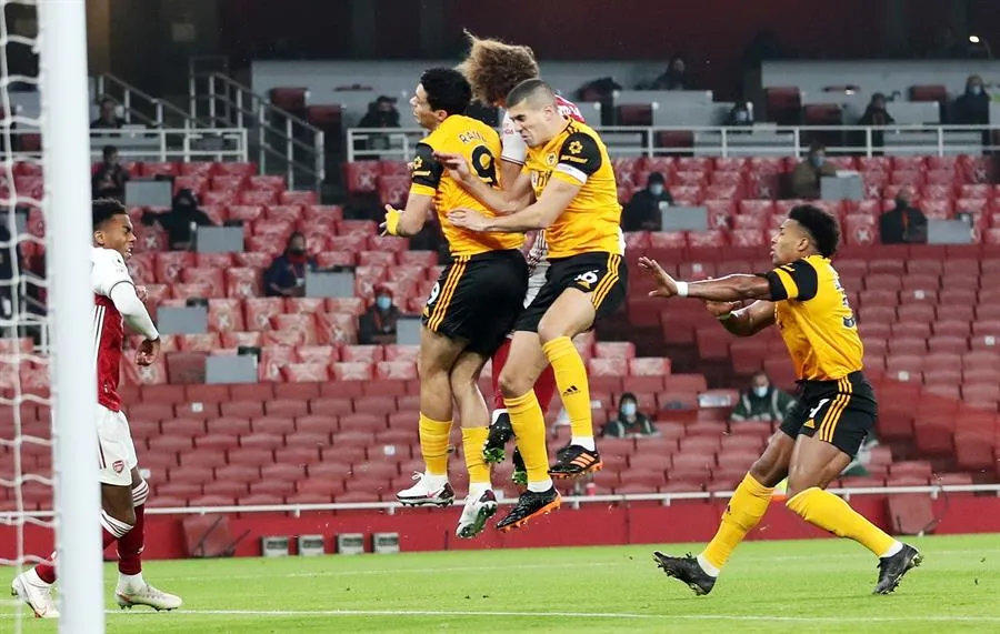 Raúl Jiménez al momento de choque con David Luiz