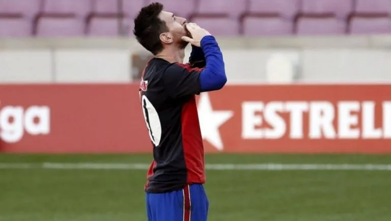 EFE Lionel Messi luego de festejar su gol ante el Osasuna en honor a Diego