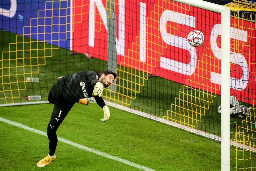 EFE Roman Burki fue figura del juego