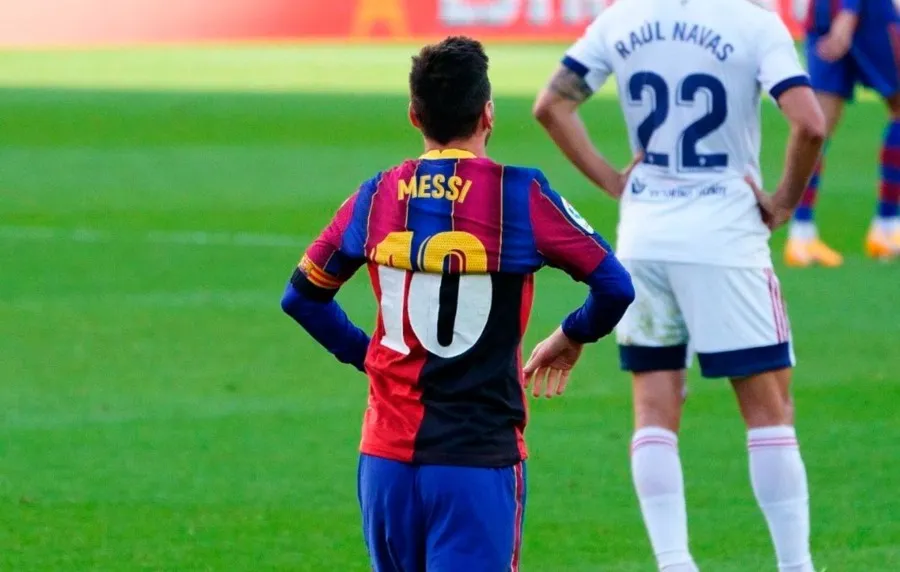 EFE Messi colocándose la playera blaugrana luego de festejar en honor a Maradona