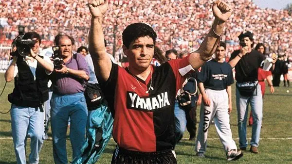 NEWELL'S OLD BOYS Maradona con la playera de La Lepra en 1993