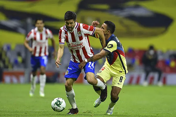El Cepillo disputa el balón en el Clásico
