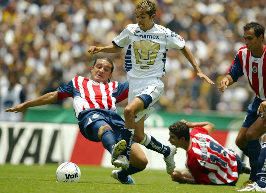 Reynoso pelea el balón con José Luis 'Parejita' López