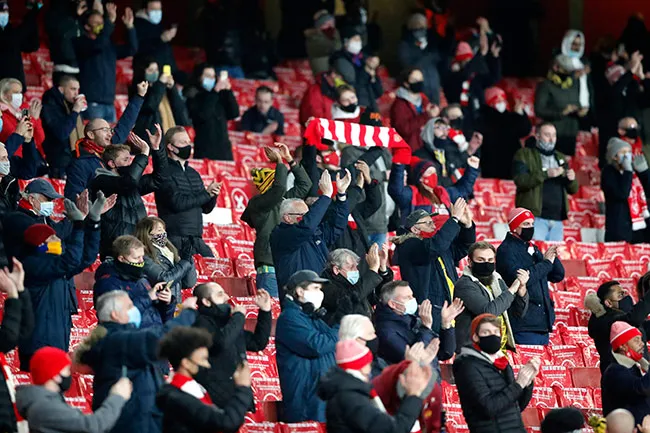 AP Aficionados del Arsenal alientan en la tribuna